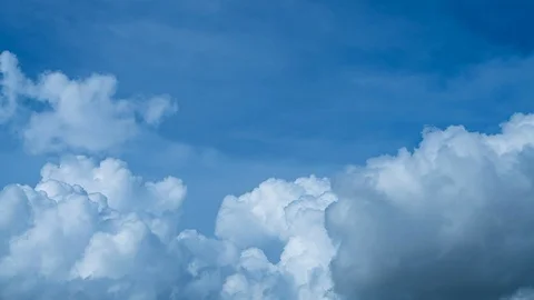 Time lapse Video of white cloud moving on blue sky in the afternoon.  Stockbeeldmateriaal 122805489