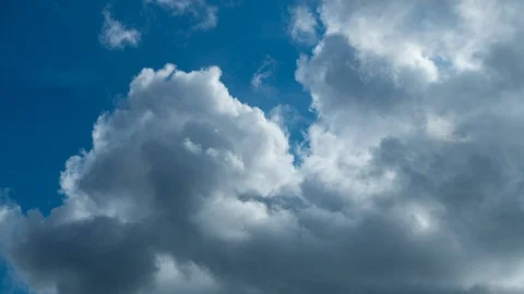 Time lapse Video of white cloud moving on blue sky in the afternoon.  Stockbeeldmateriaal 122805500