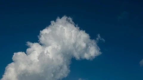 Time lapse Video of white cloud moving on blue sky in the afternoon.  Stockbeeldmateriaal 127083741