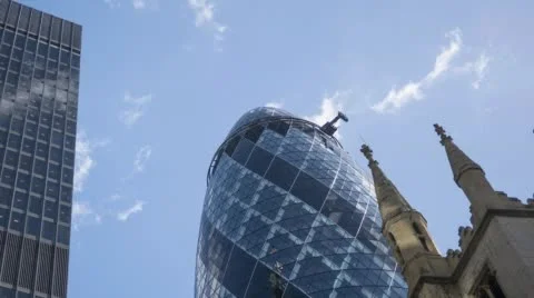 Time lapse video of  window cleaners working on the  Swiss Re building common Vídeos de archivo 55915443