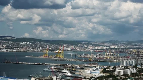 Time lapse videos. Movement of clouds over the seaport. A time-lapse video Vidéo 136727549