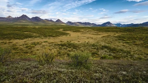 Time-lapse view of the Alaska Range along the Denali Highway in Alaska. Video stock 152985604