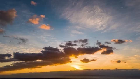 Time lapse view of a beautiful sunset sky Video stock 320389675