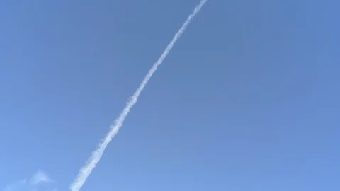 Time lapse, view on blue sky with plane trials and single cloud. 動画素材 95565380