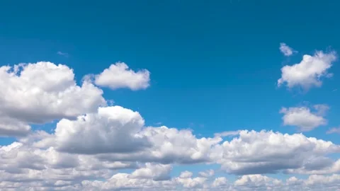Time lapse view of a blue summer sky with fluffy, white clouds Video stock 278030133