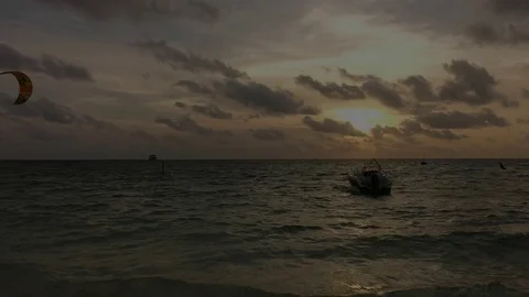 Time Lapse view boat and sunset in Maafushi, Maldives 库存影片 77526718
