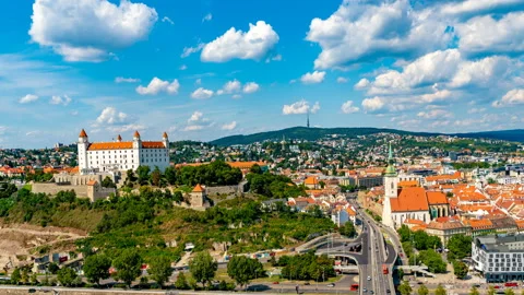 Time-lapse view on Bratislava and the river Danube Video stock 134997327