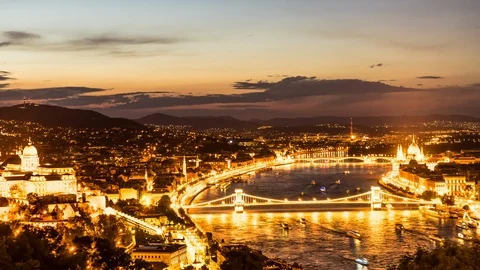 Time-lapse view on the bridges in Budapest at dusk Stock Footage 89003589