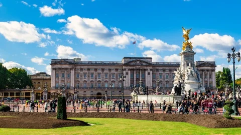 Time lapse view of Buckingham Palace in London Stock Footage 95909744