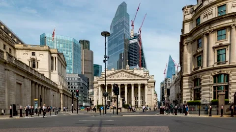 Time lapse view of the busy square in front of the Bank in England in London Video stock 231886409