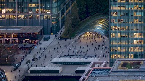 Time lapse view of the Canary Wharf tube station with people rushing Video stock 267676595