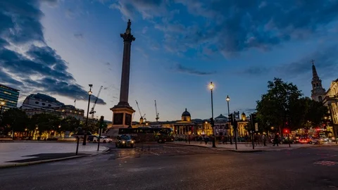 Time lapse view of car traffic in Trafalgar square, London at night Stock Footage 95908427