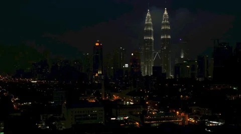 Time lapse view of city at dusk into the night 動画素材 39230317
