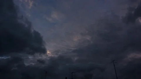 Time lapse view of clouds in sky at twilight Vídeo Stock 75185355