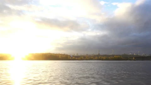Time lapse view of the Dnieper River and cityscape at sunset in 4K. Video stock 141684014