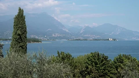 Time lapse view from the eastern shore of Lake Garda to island of Garda Video stock 131835461