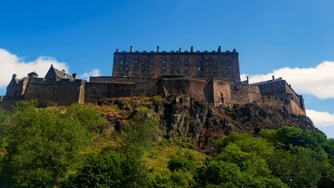Time lapse view of Edinburgh castle in a sunny day Stock Footage 115709987