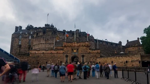 Time lapse view of the entrance of Edinburgh castle in a foggy day Stock Footage 113674071