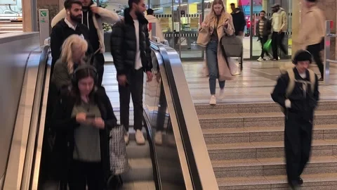 Time-Lapse View of Escalator at Vienna West Station, Austria – Editorial Video Stockbeeldmateriaal 310002711