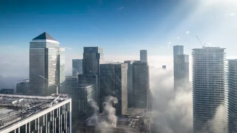 Time lapse view of fog going through the skyscrapers of Canary Wharf Video stock 265477282