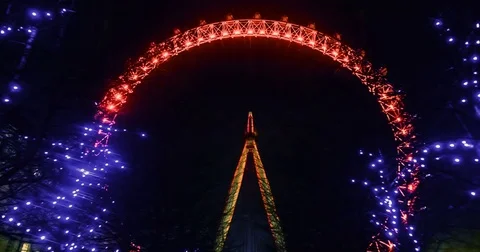 Time lapse view of a giant ferry wheel floodlit at night Stock Footage 71360157