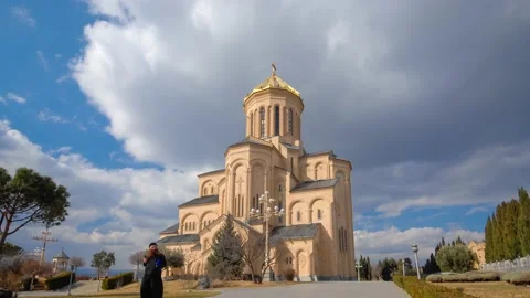 Time lapse. View of Holy Trinity, Sameba church in Tbilisi Video stock 171484911