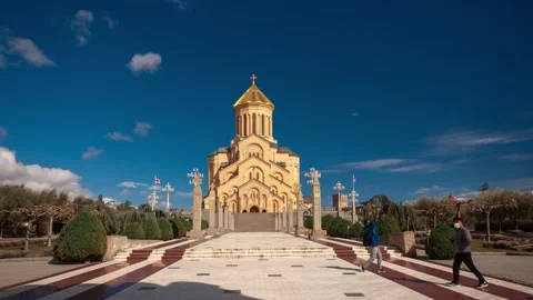 Time lapse. View of Holy Trinity church in Tbilisi Video stock 173470613