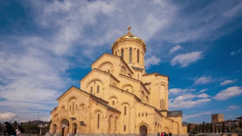 Time lapse. View of Holy Trinity church in Tbilisi Video stock 173470617