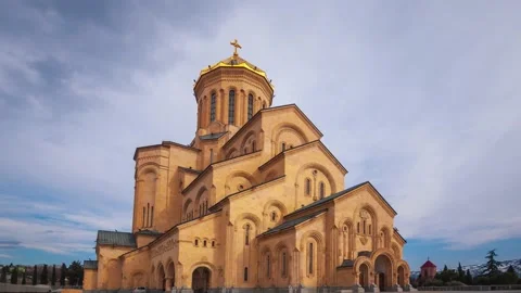 Time lapse. View of Holy Trinity church in Tbilisi Video stock 173470619