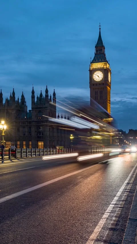Time lapse view of the illuminated Big Ben and Westminster Palace in London Video stock 321135267
