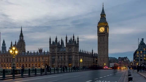 Time lapse view of the illuminated Big Ben and Westminster Palace in London Video stock 321135978