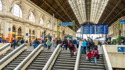 Time-lapse view on the interior of the international Train Station in Budapest 스톡 동영상 80838342