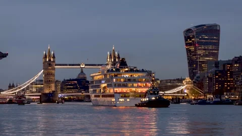 Time lapse view of the lifting Tower Bridge in London Video stock 189834044