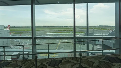 Time-lapse view of moving aircraft ready to take off Video stock 100324412