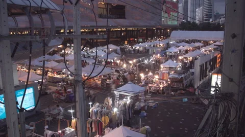 Time lapse view of night market. Crowd shopping in market at night. Video stock 206487005