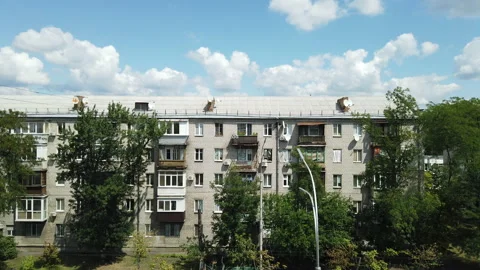 Time lapse view of old five-story residential building with fast-moving clouds i 库存影片 202072812