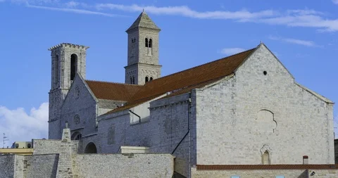 Time lapse view of the old town from the other side of the harbor Vídeo Stock 108870239