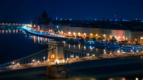 Time-lapse view over Budapest with the Szechenyi Chain Bridge and the Hungarian 動画素材 119198310