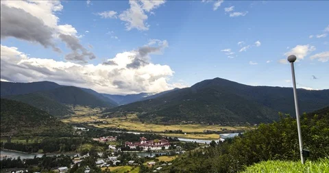 Time lapse with view over the city of Paro, Bhutan 库存影片 116715767