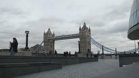 Time lapse. A view of a pathway near the Tower Bridge on a gloomy day. Stock Footage 167655684