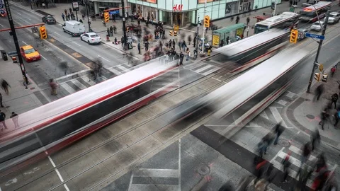 Time Lapse View of People and Traffic at Busy Intersection in Toronto, Canada 動画素材 104573960