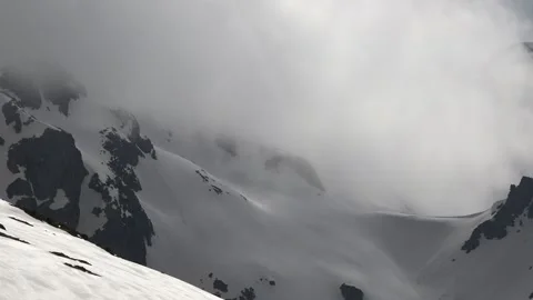 Time lapse view shows a snowy mountain pass under winter clouds in Pakistan Video stock 339353363