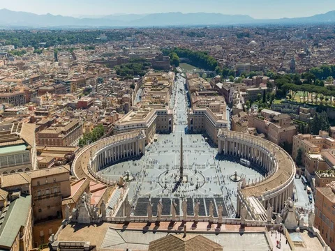 Time lapse View at St. Peter's square just before the Pope Francis speech Stock Footage 76373176
