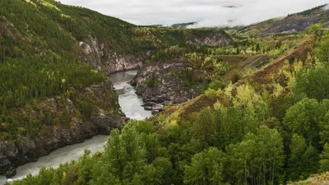 Time-lapse view of Stikine River canyon in British Columbia. Video stock 152985544