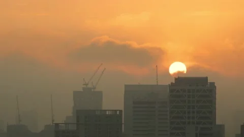 Time lapse view of sun rises behind skyscrapers in Bangkok 스톡 동영상 131795969