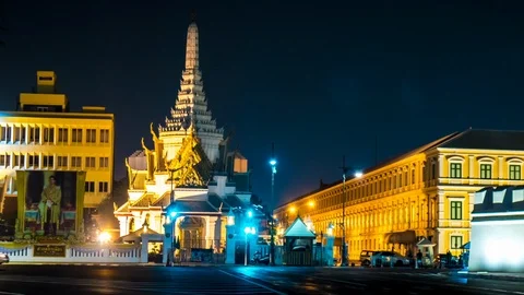 Time-lapse view on a temple on a busy street in Bangkok at night Stock-Footage 94493175
