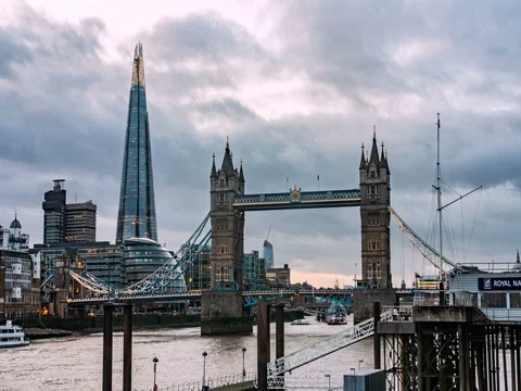 Time lapse view of Tower bridge in London at sunset, transition into night Stock Footage 84423992