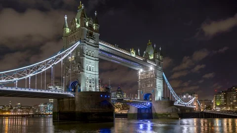 Time lapse view of the Tower Bridge in London, UK, with bridge lift 库存影片 124908762