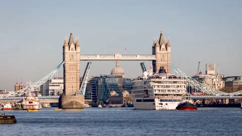 Time lapse view of the Tower Bridge of London lifting open for a big cruise ship Video stock 189834614
