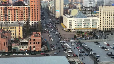 Time lapse view of of traffic and pedestrians crossing busy intersection in the Stock Footage 120560391